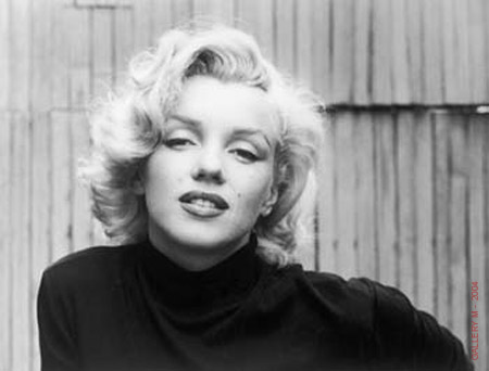 Marilyn Monroe the platinum glodess with her glamorous hairstyle