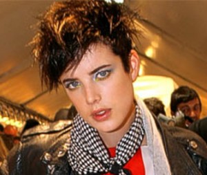 Agyness Deyn looks great with punk style dark hair