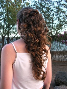 This is a beautiful simple updo you can create with curly hair that has been layered. This hairstyle is fantastic for formal occassions such as proms and weddings.