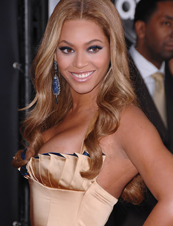 Beautiful golden, rusty blonde wavy hair on Jay Z's fiance singer Beyonce 