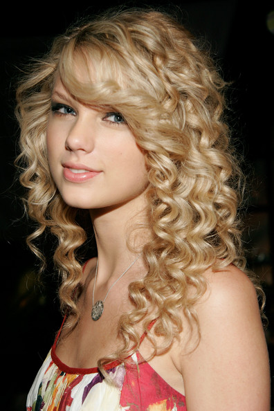 Taylor Swift New Hair 2011. taylor swift 2011 hair.
