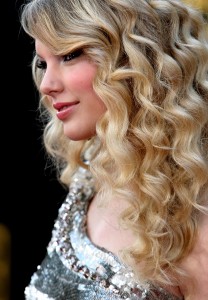 http://www.mynewhair.info/wp-content/uploads/2011/01/taylor-swift-curly-hair-style.jpg