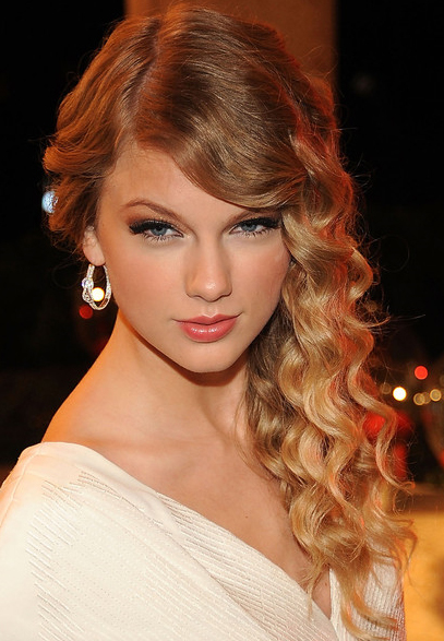 Taylor Swift Gowns In Love Story. Taylor Swift Love Story