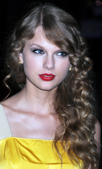 taylor swift with curly hair. taylor-swift-long-curly-hair