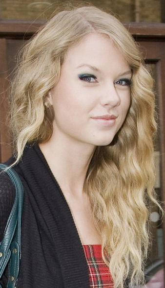 taylor swift curly hairstyles. taylor-swift-wavy-hair
