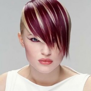 Cool, modern short hair in dark red with blonde streaks